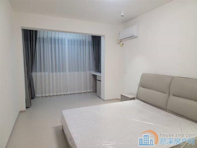 金山新村东区新装修73平架空层一间