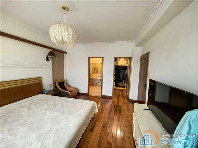 白云公寓 精装 带大露台装修保养好