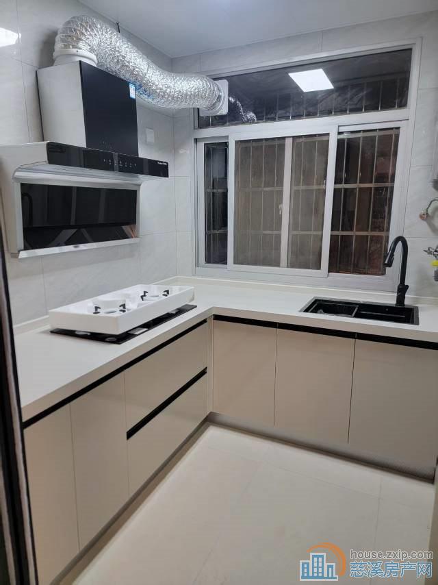 金山新村东区新装修73平架空层一间