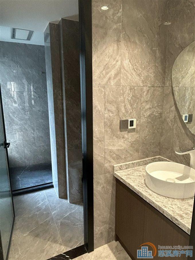 凯旋门143平方，全新装修235万