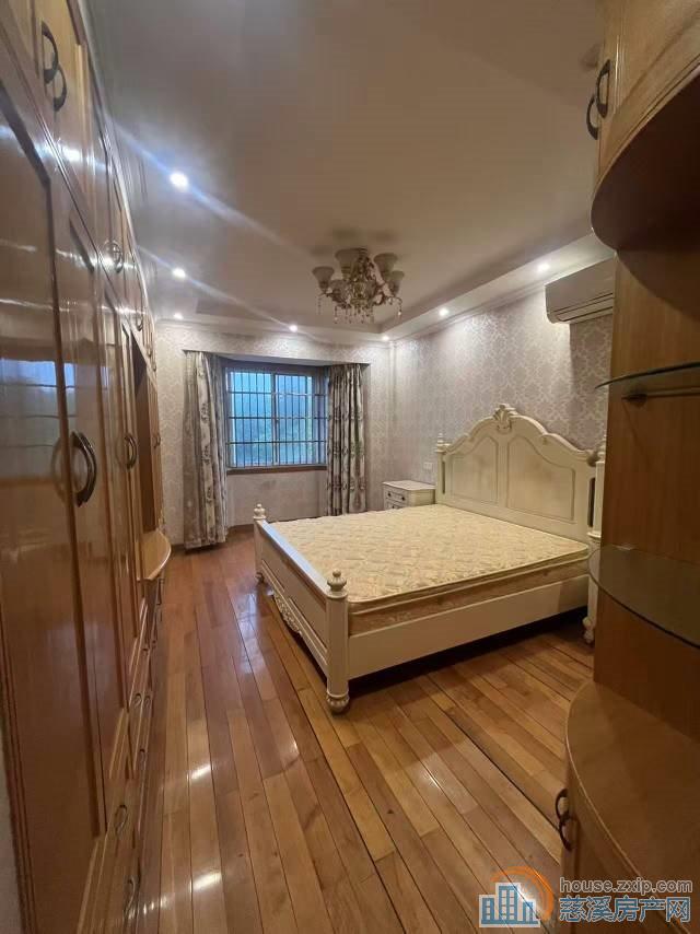 大通花园三楼，140平+朝南车库一只