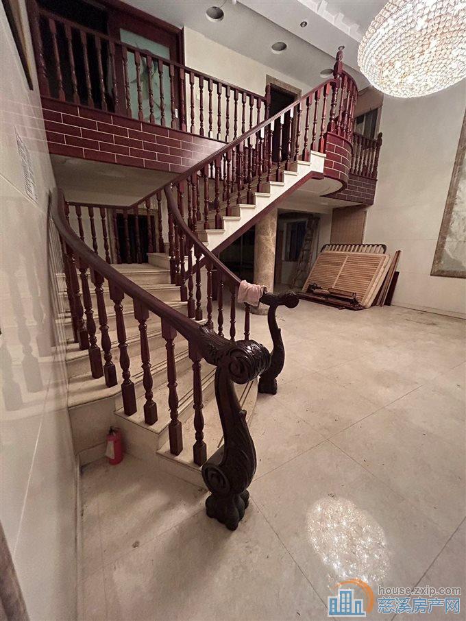 出租前应路旁边3间4楼550平6万一年