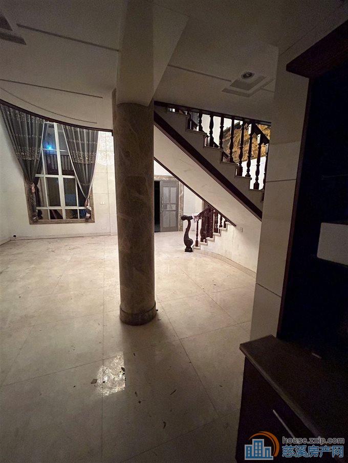 出租前应路旁边3间4楼550平6万一年