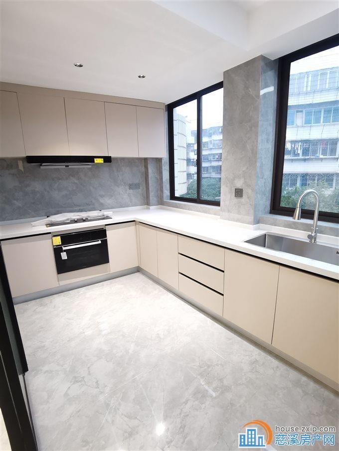 新城中心 3楼140+储藏室全新精装直接