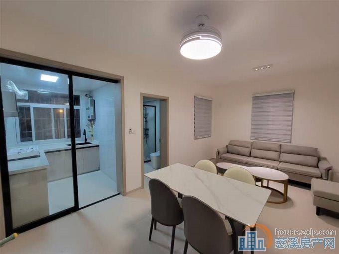 金山新村东区新装修73平架空层一间