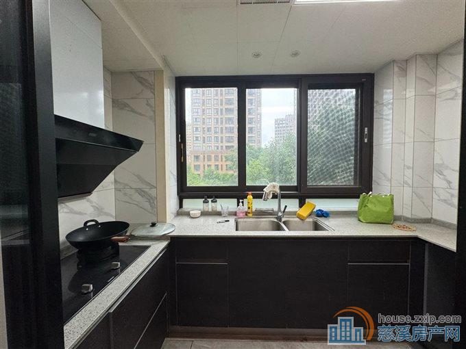 嘉景园 精装161平方228万带车位