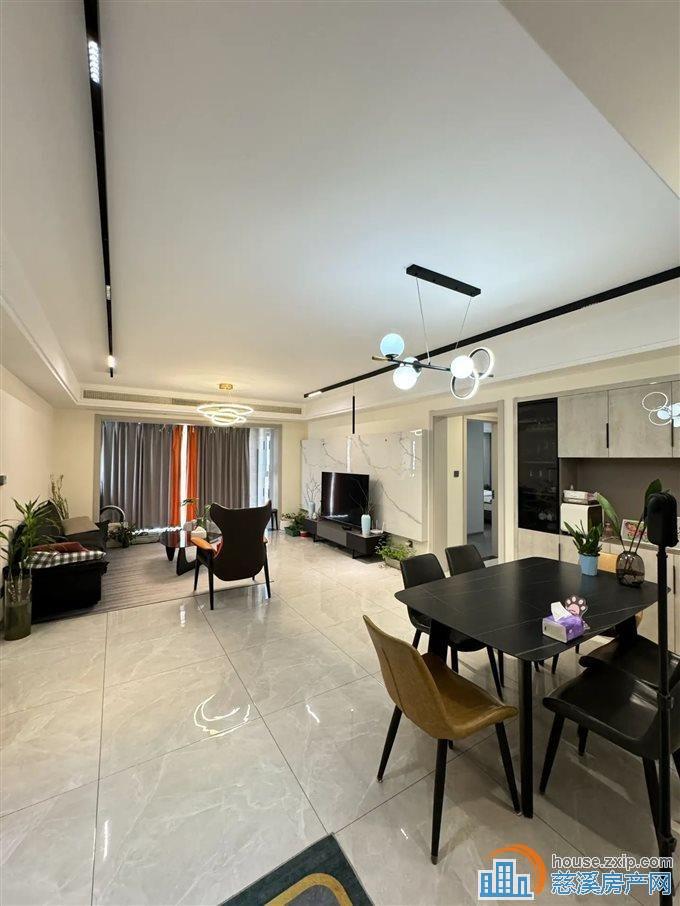 白金湾136平新精装带车位155万