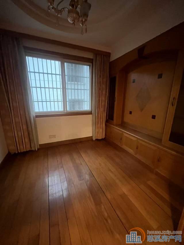 大通花园三楼，140平+朝南车库一只