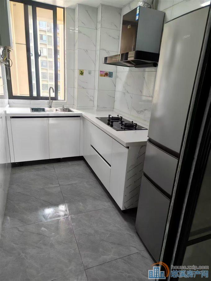 观湖佳苑142平精装三室二卫3500元