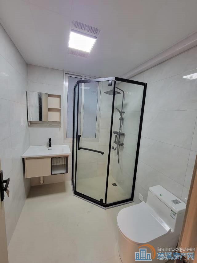 金山新村东区新装修73平架空层一间