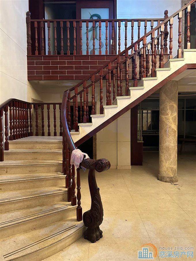 出租前应路旁边3间4楼550平6万一年