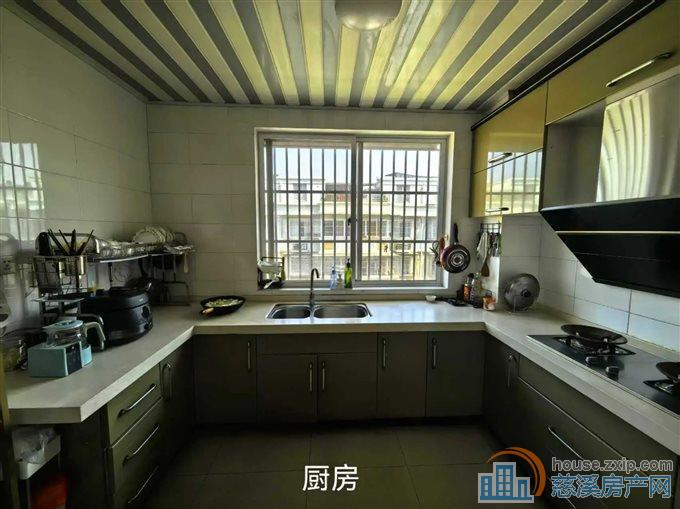 白云公寓 精装 带大露台装修保养好