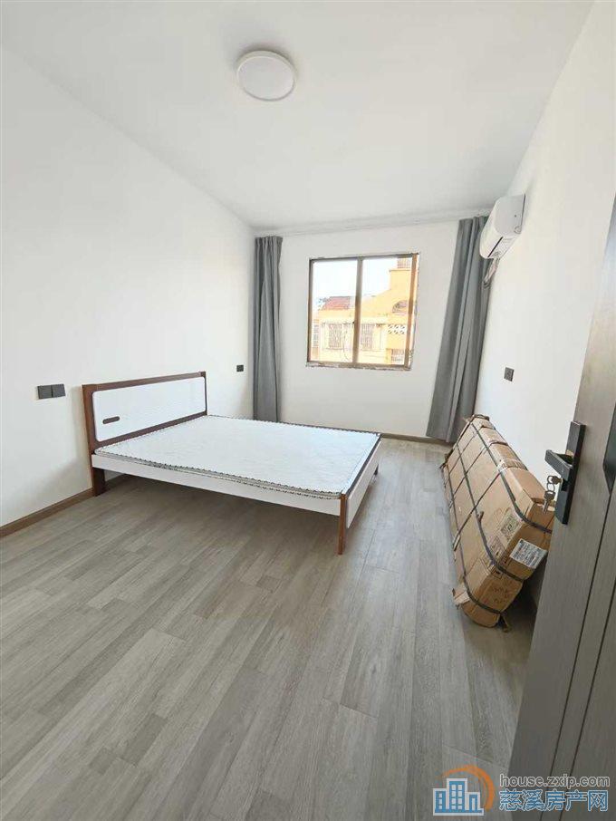 金山新村五楼新装修三室1800直接钥匙在