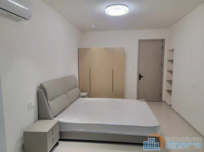 金山新村东区新装修73平架空层一间