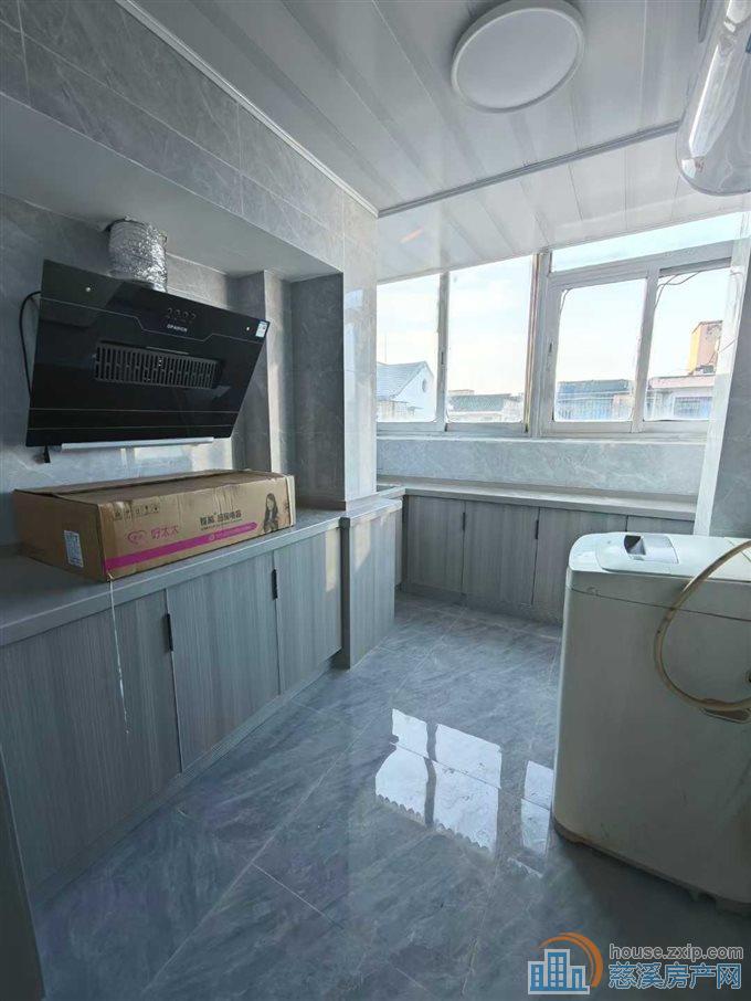 金山新村五楼新装修三室1800直接钥匙在