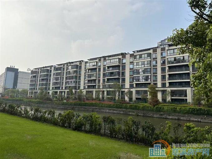 保利俯院江南143洋房车位265万精装