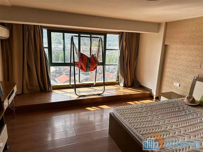 一品空间50平朝南复式装修干净65万