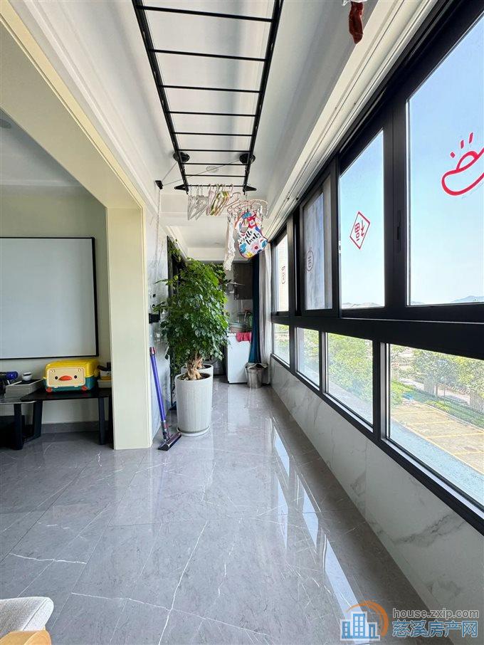 凤鸣梧桐府117平148万带车位一梯一户