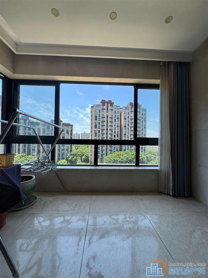 金仕华庭143平精装修一梯一户225万