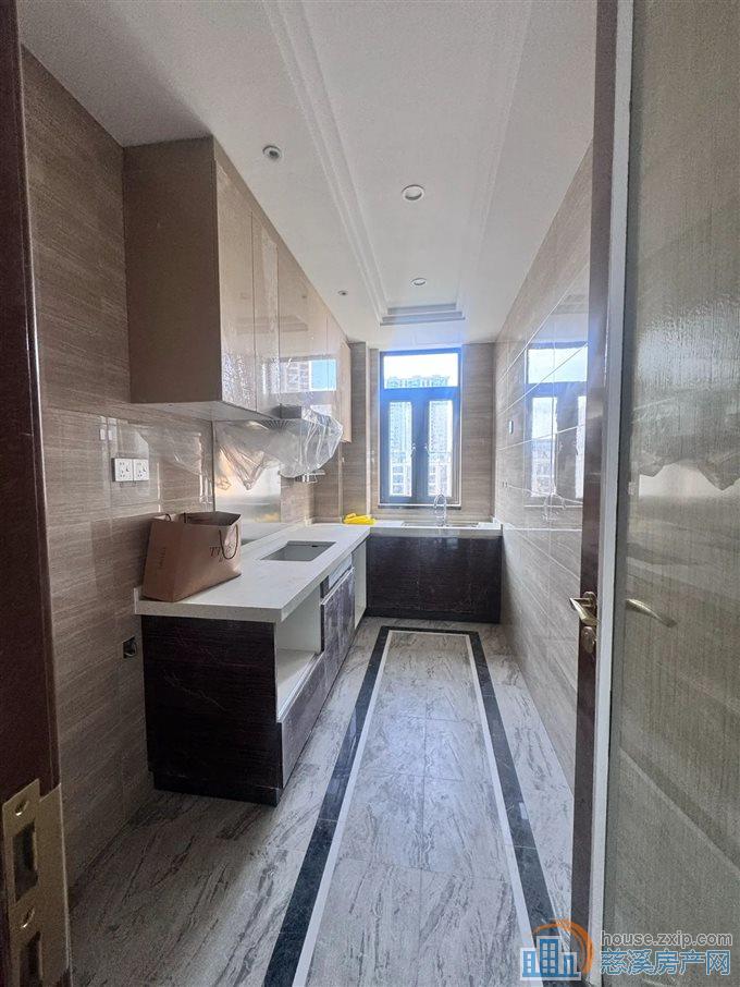 恒大河悦府175平195万顶复精装修