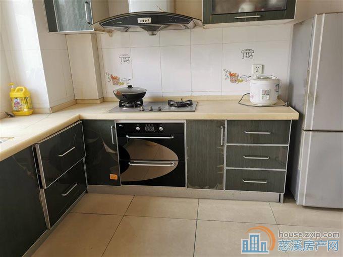 华泰苑四楼143平精装二室2800元