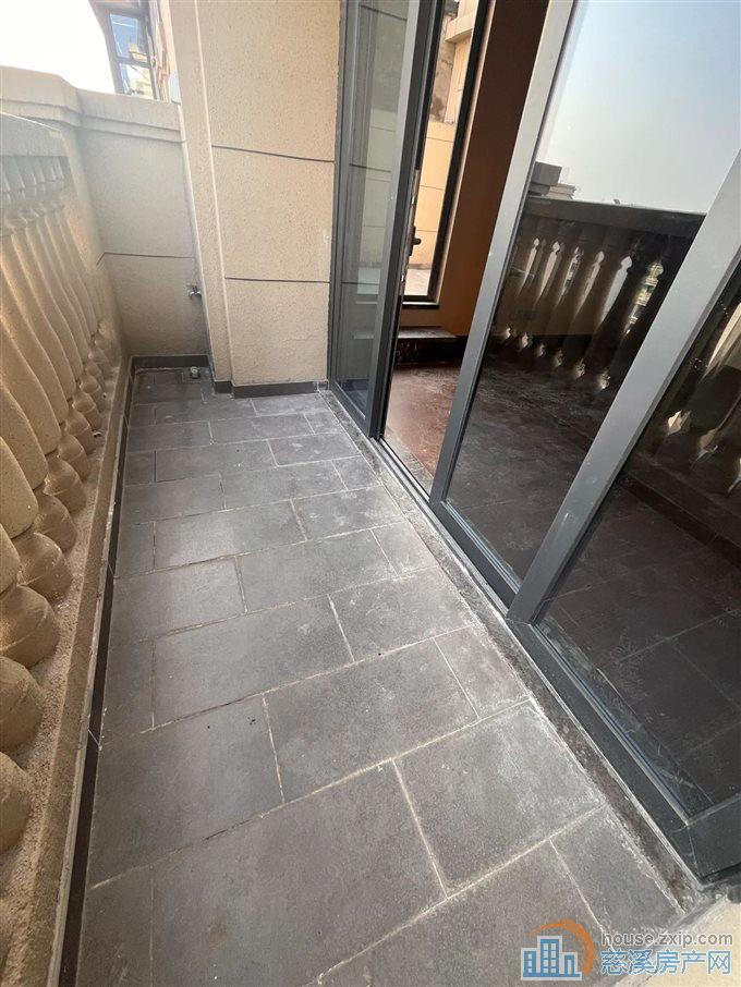 恒大河悦府175平185万顶复带露台