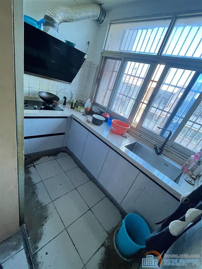 金山新村75平58万三开间朝南精装修