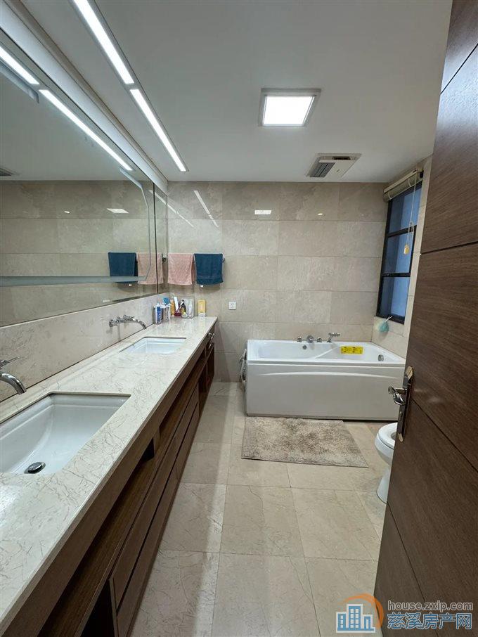 金仕华庭143平精装修一梯一户225万