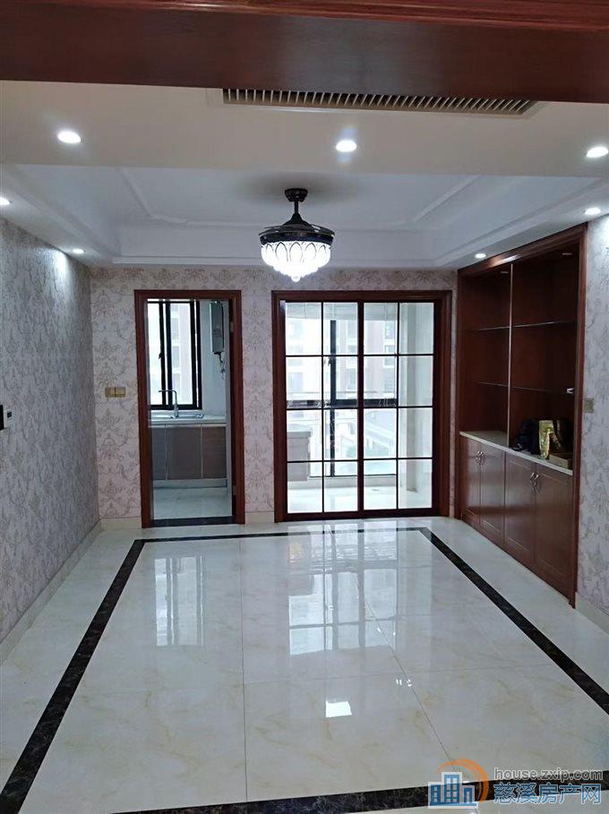 上笆里花苑5楼138平车位架空层精装