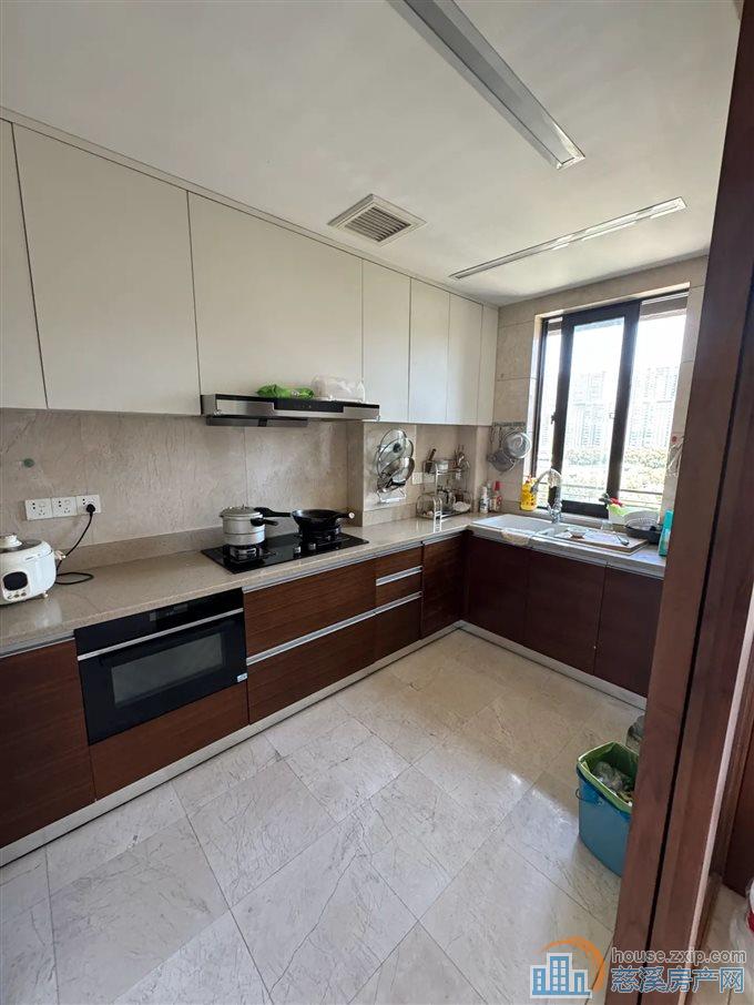 金仕华庭143平精装修一梯一户225万