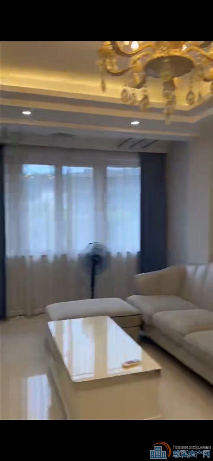 和润公寓60平现代精装一室一厅一卫