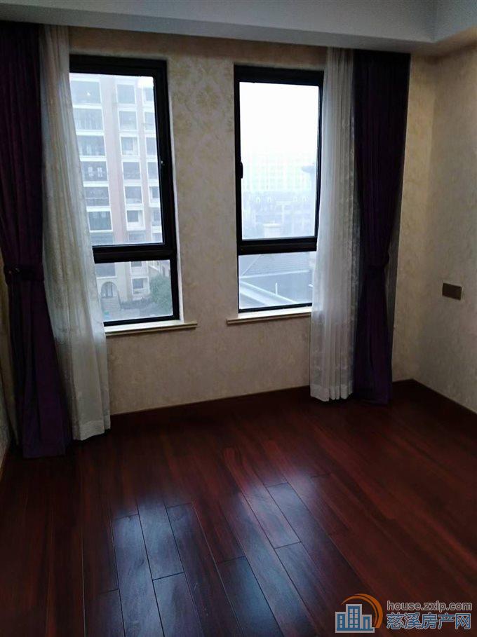 上笆里花苑5楼138平车位架空层精装