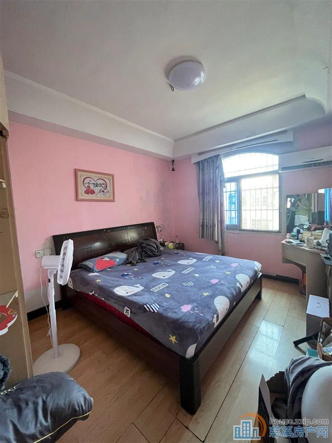 金山新村 简装 带朝南18平杂物间