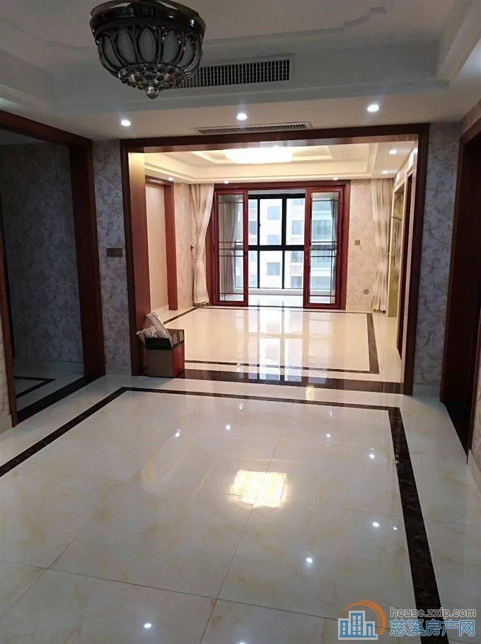 上笆里花苑5楼138平车位架空层精装