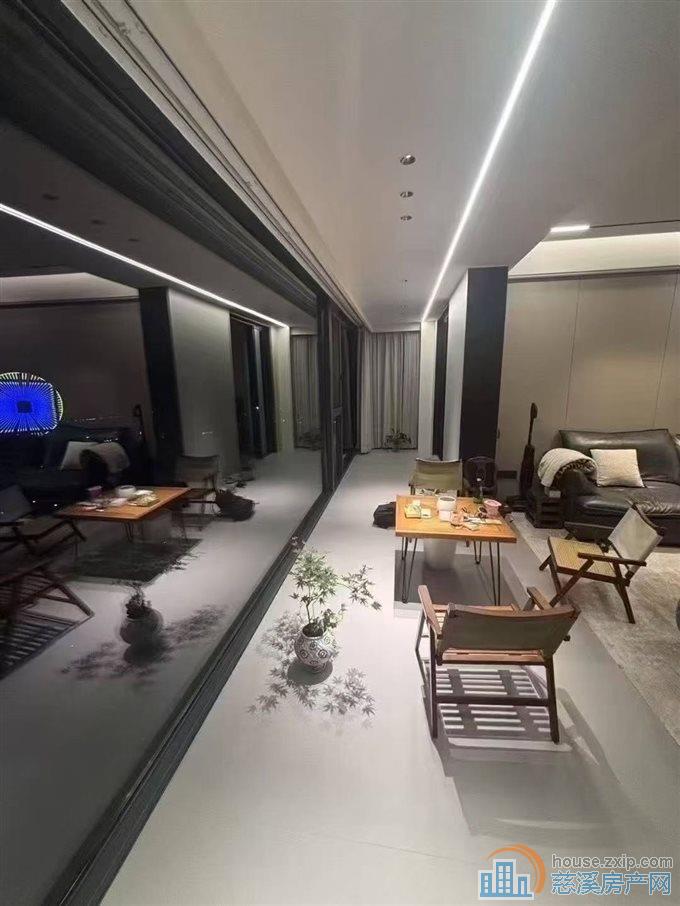 江岸臻园197平楼层全新豪装带2车位