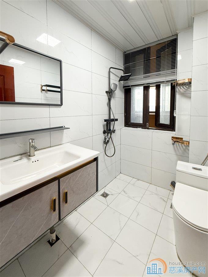 观湖佳苑 精装93.4平方121万