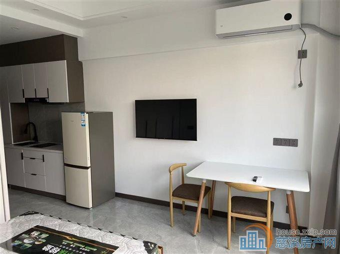 东瑞大厦全新精装一室一厅1100元/月