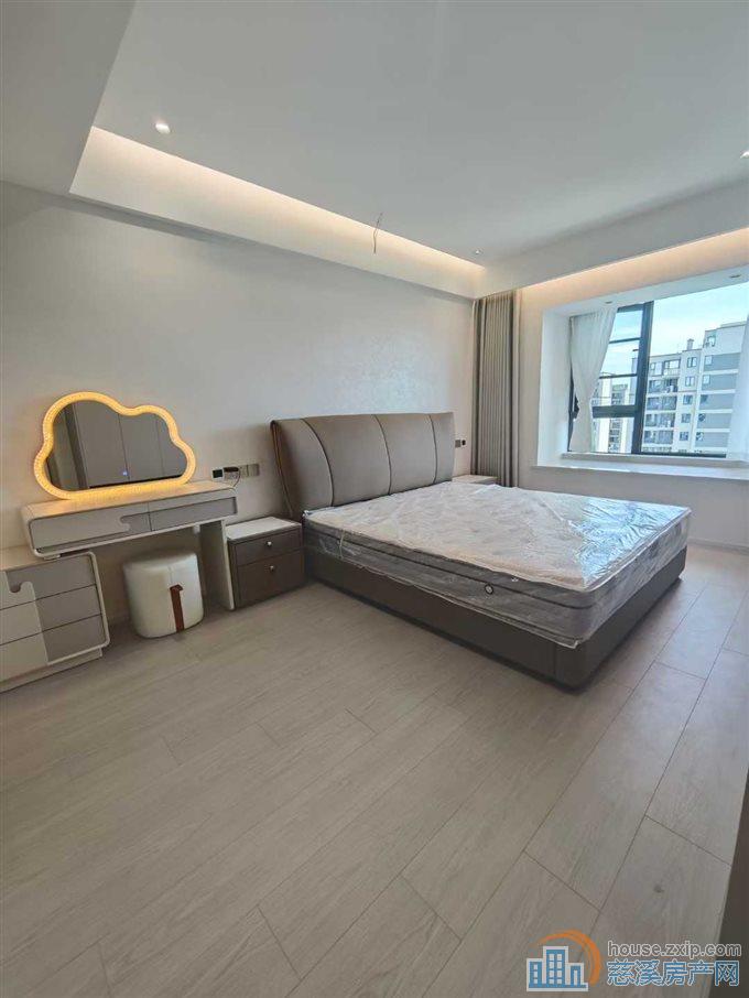 紫阙台三室两厅两卫全新精装带地暖直接钥匙