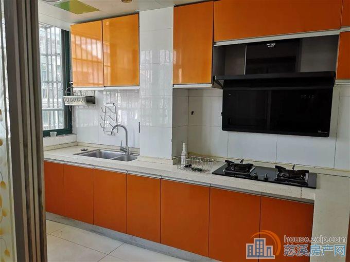 胜地名苑133平精装带车位杂物间128万