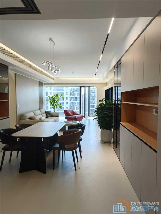 紫阙台三室两厅两卫全新精装带地暖直接钥匙