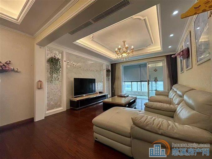 嘉景园边套精装修带车位储藏间拎包入住