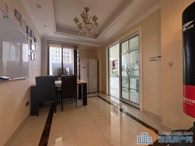 嘉景园边套精装修带车位储藏间拎包入住