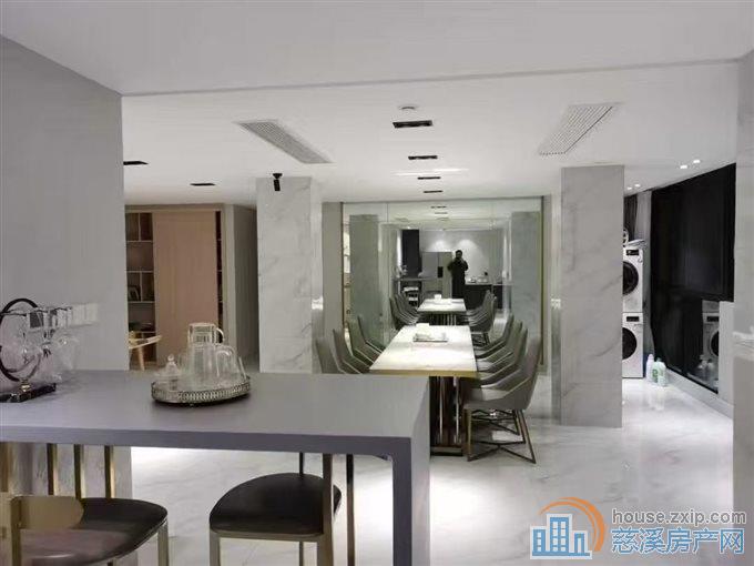 伊顿花苑层佳207平大平层精装228万