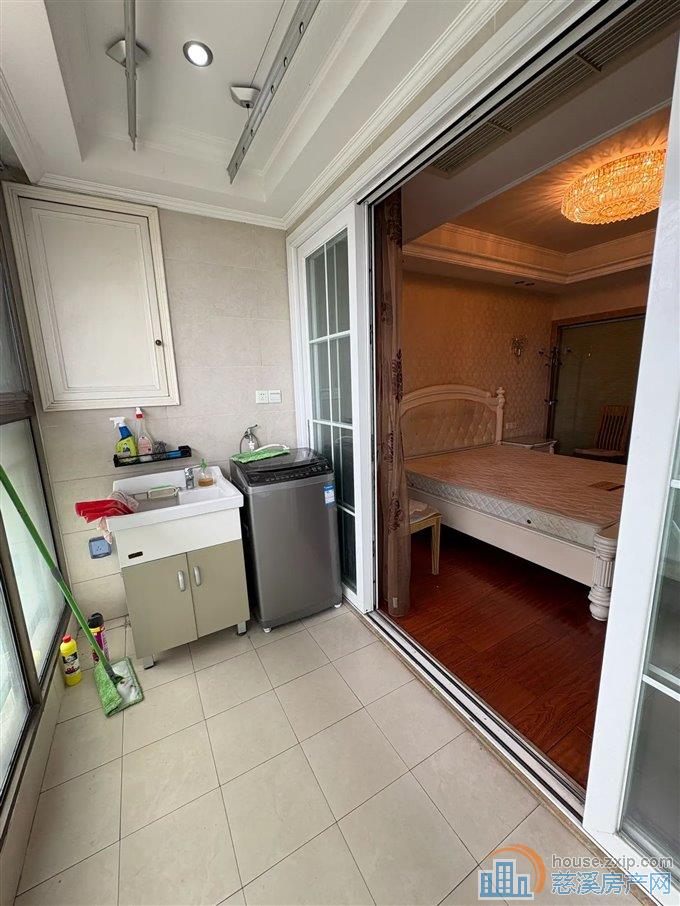 鸿都大厦96平113.8万电梯房