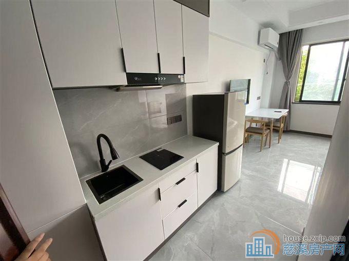 东瑞大厦全新精装一室一厅1100元/月