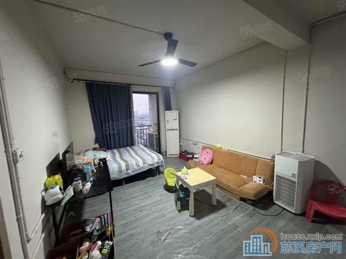 裕嘉小区140平简装三室二卫2200元