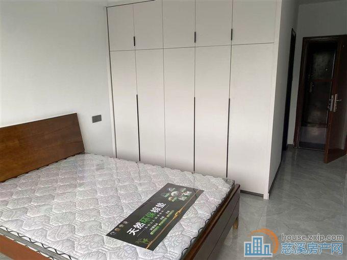 东瑞大厦全新精装一室一厅1100元/月