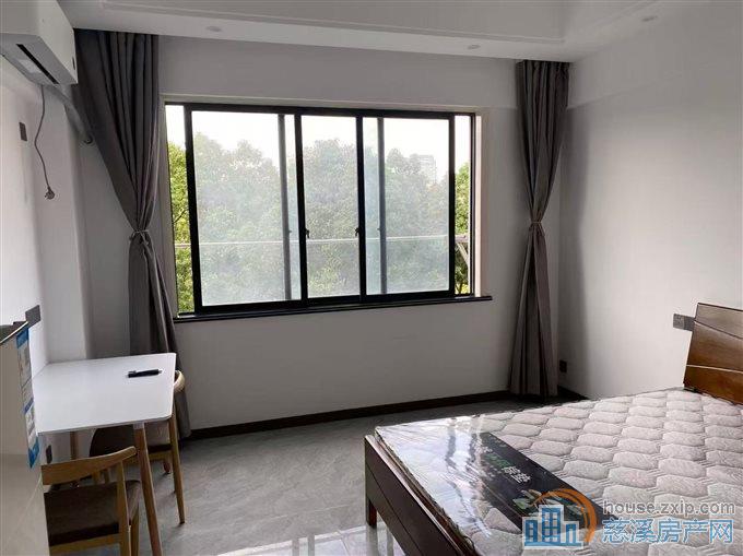 东瑞大厦全新精装一室一厅1100元/月