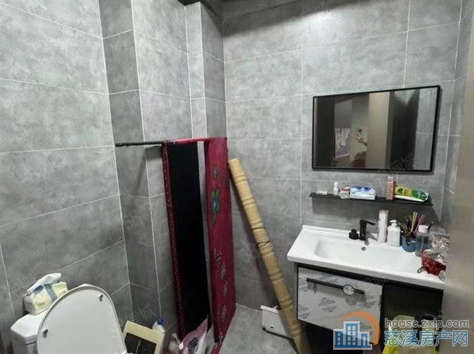 裕嘉小区140平简装三室二卫2200元