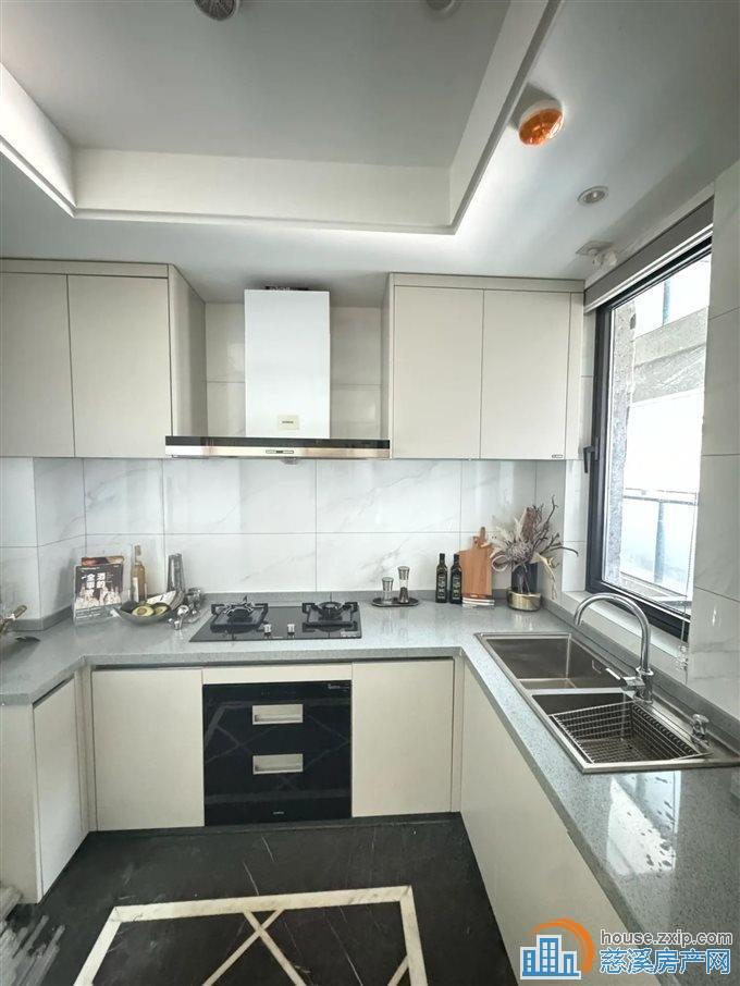 万固143平豪华装修，4间朝南